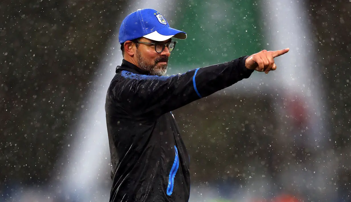 Pelatih Huddersfield, David Wagner memberikan arahan kepada pemainnya saat melawan Manchester United dalam pertandingan Liga Inggris di stadion John Smith di Huddersfield (21/10). (Nigel French / PA via AP)