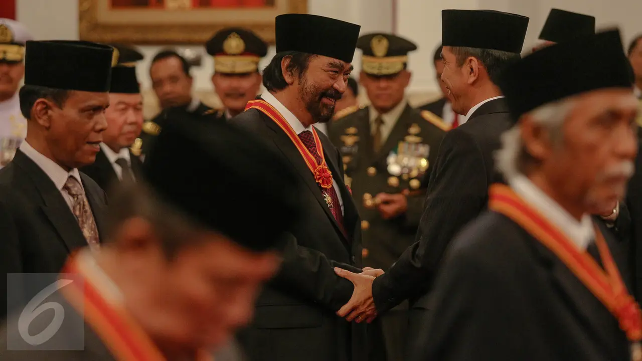 20150813-46 Tokoh Nasional Dapat Tanda Kehormatan dari Jokowi-Jakarta