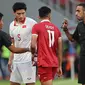 Wasit Omar Mubarak Al Yaqoubi mencoba menenangkan pemain Timnas Indonesia, Dendy Sulistyawan dan pemain Vietnam, Doan Van Hau dalam laga leg pertama babak semifinal Piala AFF 2022 di Stadion Utama Gelora Bung Karno (SUGBK), Jumat (6/1/2023) sore WIB. (Bola.com/Abdul Aziz)