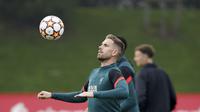 Gelandang Liverpool, Jordan Henderson menjugling bola saat mengikuti sesi latihan di AXA Training Centre, Liverpool, Inggris, Selasa (26/4/2022). Liverpool akan bertanding melawan wakil Spanyol, Villarreal pada leg pertama semifinal Liga Champions di Stadion Anfield, Kamis (28/4/2022) dini hari WIB. (Peter Byrne/PA via AP)