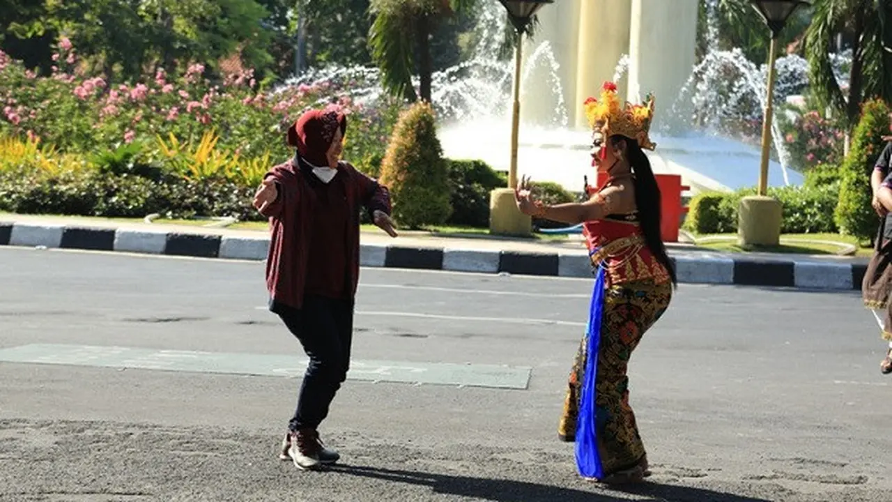 Terbawa Suasana, Wali Kota Risma Tiba-Tiba Menari Bali 