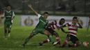 Pemain PS TNI, Dimas Drajad, berebut bola dengan pemain Madura United, Engelberd Sani dan Asep Berlian (kanan), dalam laga Torabika Soccer Championship presented by IM3 Ooredoo di Stadion Siliwangi, Bandung, Minggu (1/5/2016). (Bola.com/Vitalis Yogi Trisn