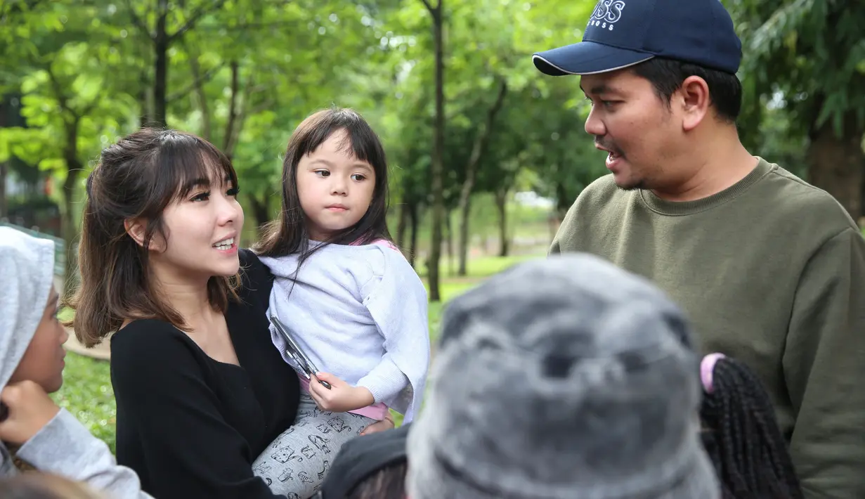 Gempita Nora Marten syuting video klip girl band anak-anak KAZUMI berjudul Nakal Ih di Taman Menteng Bintaro, Tangerang Selatan, Banten, Senin (3/2/2020). (Adrian Putra/Fimela.com)