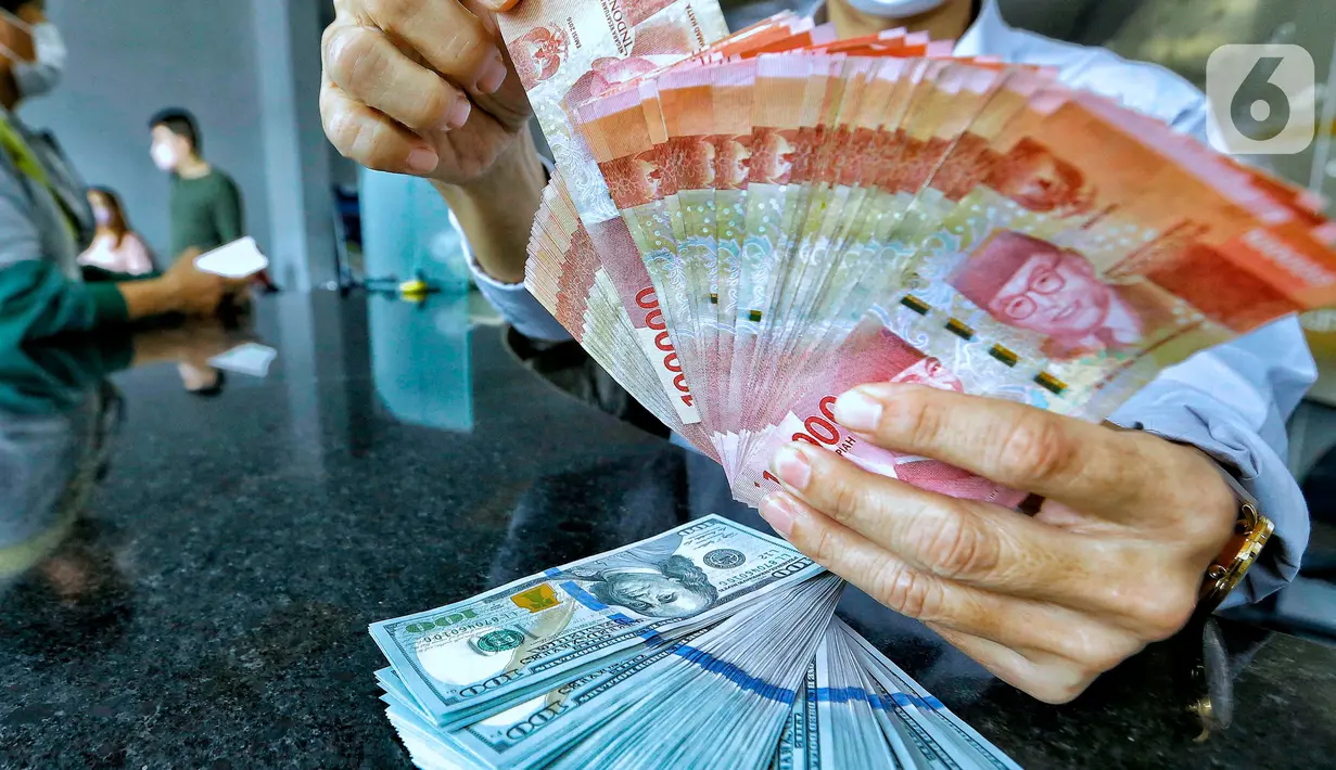 Pegawai menunjukkan mata uang rupiah di salah satu gerai penukaran mata uang di Jakarta, Kamis (5/1/2023). Nilai tukar rupiah ditutup di level Rp15.616 per dolar AS pada Kamis (5/1) sore ini. Mata uang Garuda melemah 34 poin atau minus 0,22 persen dari perdagangan sebelumnya. (Liputan6.com/Angga Yuniar)