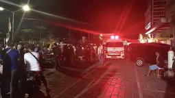 Mobil ambulans bergegas keluar rumah sakit saat gempa mengguncang Lombok Utara, NTB Minggu malam (5/8). BMKG menyatakan gempa memiliki kedalaman 15 km, terletak di 8.25 Lintang Selatan ,116.49 Bujur Timur Laut.  (AFP Photo/Rita Siswati)