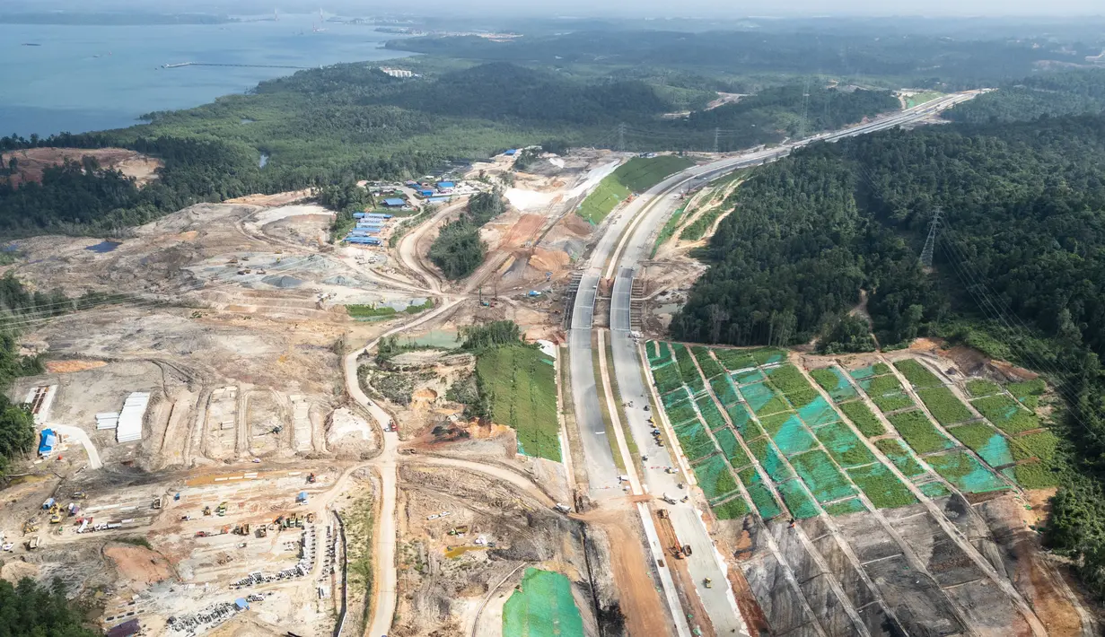 Pemerintah terus melakukan penyelesaian infrastuktur penunjang Ibu Kota Nusantara di Kalimantan Timur, salah satunya jalan bebas hambatan atau jalan tol. (Foto: AFP)