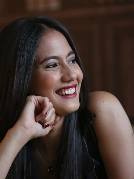 "Jujur tantangannya sih nggak terlalu banyak ya karena memang ini film yang ringan, film komedi buat aku pribadi aku bisa feel related to the character," ujar Pevita di rilis trailer The Guys, kantor Soraya, Menteng, Jakpus. (Nurwahyunan/Bintang.com)