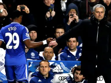 Pada saat pergantian pemain Jose Mourinho berjabat tangan dengan Samuel Eto'o karena telah mencetak hattrick pada pertandingan sepak bola Liga Inggris antara Chelsea vs Manchester United  di Stadion Stamford Bridge, London (19/01/14). (AFP/Adrian Dennis)