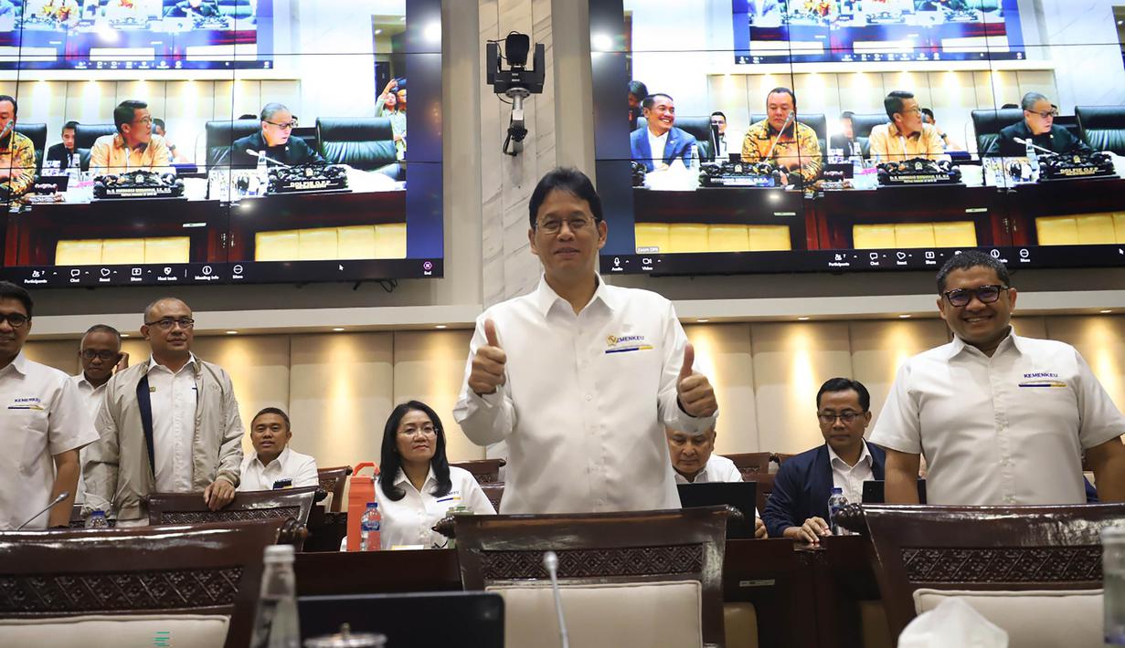 Gangguan di jalur pasokan energi strategis, Selat Hormuz, meningkatkan kekhawatiran pelaku pasar akan keamanan pasokan jangka panjang. Tampak dalam foto, Menteri Keuangan Purbaya Yudhi Sadewa (tengah) sesaat sebelum rapat kerja bersama Komisi XI DPR di Kompleks Parlemen, Senayan, Jakarta, Senin (6/4/2026). (merdeka.com/Arie Basuki)