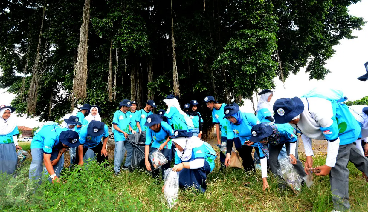 Sebanyak 250 siswa dari 70 sekolah Adiwiyata di 10 provinsi di Indonesia memungut sampah di Alun-Alun Kidul, Yogyakarta (29/4). Kegiatan tersebut dalam rangka memperingati Hari Bumi yang jatuh pada 22 April. (Liputan6.com/Eko)