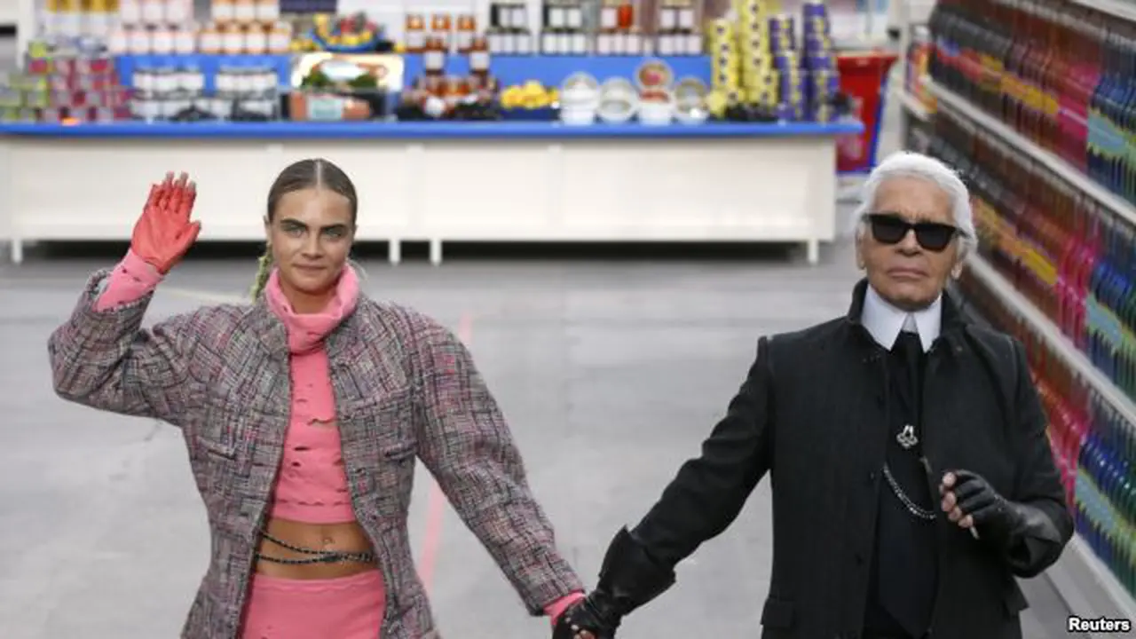 Karl Lagerfeld Gelar Peragaan Busana di 'Pasar Swalayan'