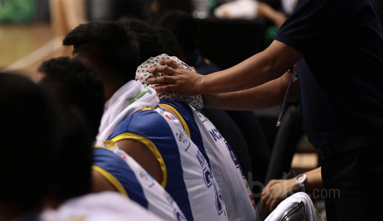 Pemain Satria Muda, Vamiga Michel mendapat perawatan punggung saat timnya melawan Pelita Jaya pada gim kedua final IBL 2017 di di Britama Arena, Kelapa Gading, Sabtu (6/52017). Satria Muda menang 83-63. (Bola.com/Nicklas Hanoatubun)