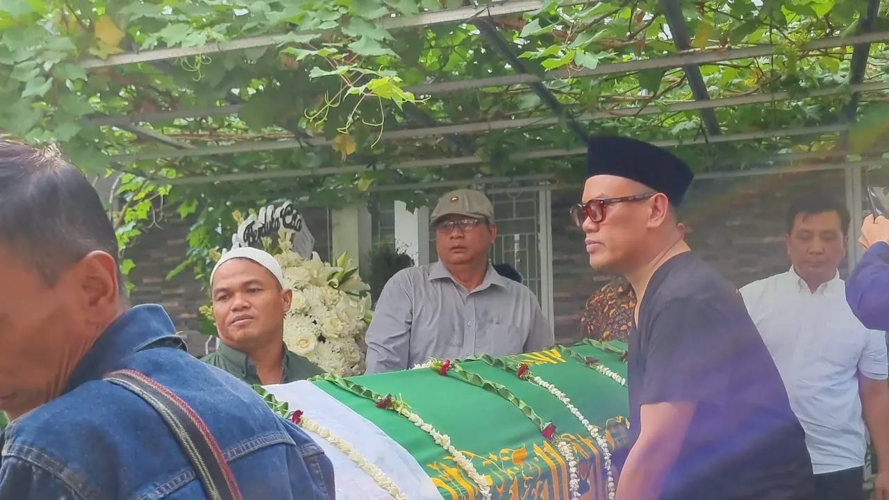 Uya Kuya Mengangkat Jenazah Ayahnya