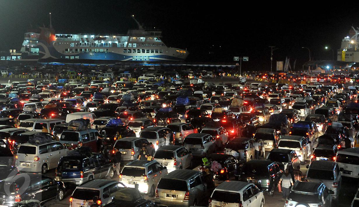 Ribuan pemudik mobil memadati Pelabuhan Merak, Banten, Rabu (15/7/2015) dinihari. H-2 pemudik mulai memadati kawasan Pelabuhan Merak untuk menyeberang ke Pulau Sumatera melalui Pelabuhan Bakauheni Lampung. (Liputan6.com/Johan Tallo)
