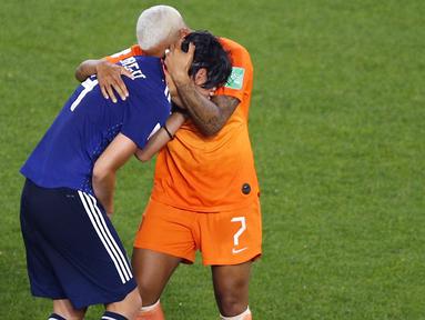 Shanice Van De Sanden (kanan) memeluk Saki Kumagai, setelah Belanda berhasil menang secara dramatis dengan skor 2-1 atas Jepang di Roazhon Park, Rennes pada babak 16 besar Piala Dunia Wanita 2019. ( AP/Francois Mori )