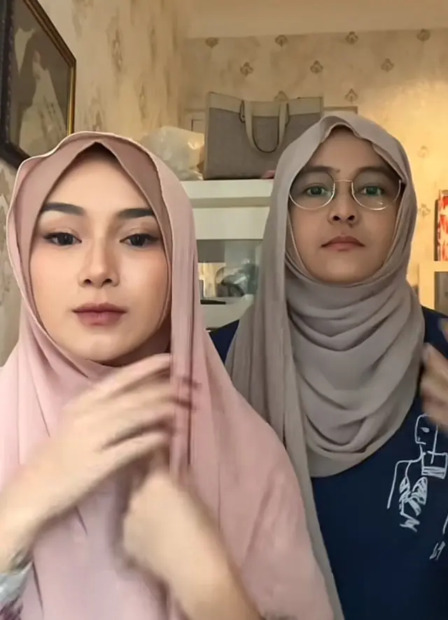 Disebut terlihat lebih anggun, intip 5 potret Mita dan Dara The Virgin kenakan hijab