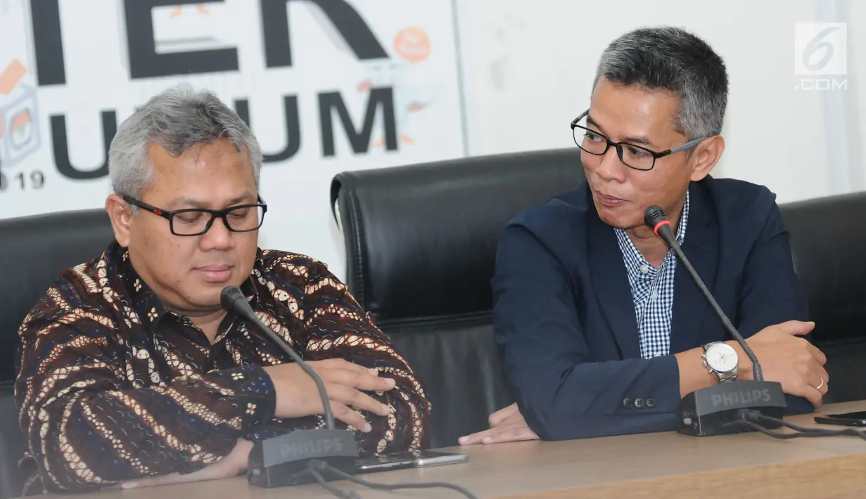 Komisioner KPU, Wahyu Setiawan (kanan) bersama Ketua KPU Arief Budiman memberi keterangan terkait putusan Bawaslu di Gedung KPU Jakarta, Selasa (6/3). KPU akan melaksanakan putusan Bawaslu terkait PBB. (Liputan6.com/Helmi Fithriansyah)