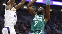 Pebasket Boston Celtics, Jaylen Brown, berusaha memasukan bola saat pertandingan melawan Phoenix Suns pada laga NBA di Talking Stick Resort Arena, Selasa (27/3/2018). Boston Celtics menang 102-94 atas Phoenix Suns. (AP/Ross D. Franklin)