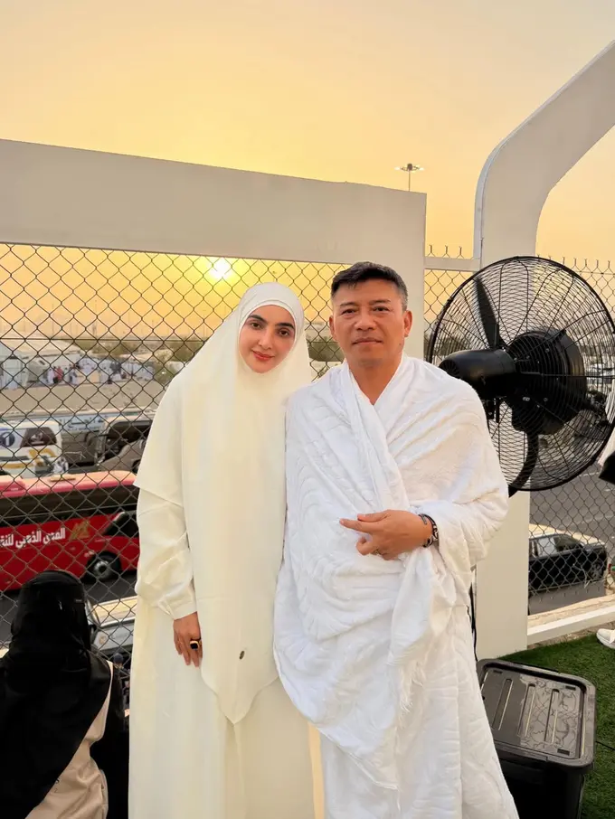 Ashanty saat Puncak Ibadah Haji bersama Anang Hermansyah. [@ashanty_ash]