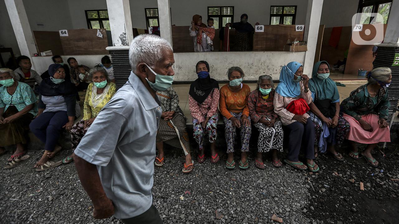 FOTO: Gunung Merapi Siaga, Penduduk Desa dengan Radius 5 Km Diungsikan