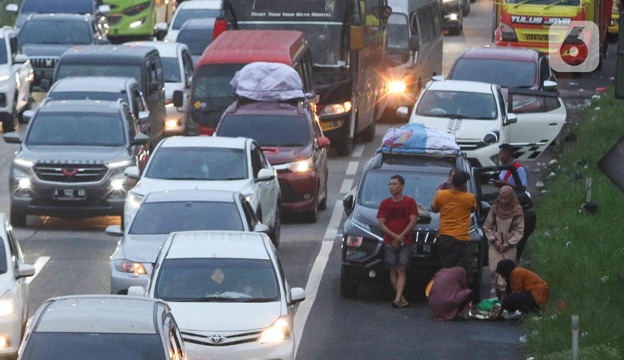 <p>Pemudik beristirahat di tepian ruas jalan tol Cikopo-Palimanan, Jawa Barat, Kamis (28/4/2022). Ruas jalan tol yang mengalami peningkatan menyebabkan sebagian pemudik memilih untuk beristirahat di tepi jalan tol meski hal tersebut melanggar pertaturan yang berlaku. (Liputan6.com/Herman Zakharia)</p>