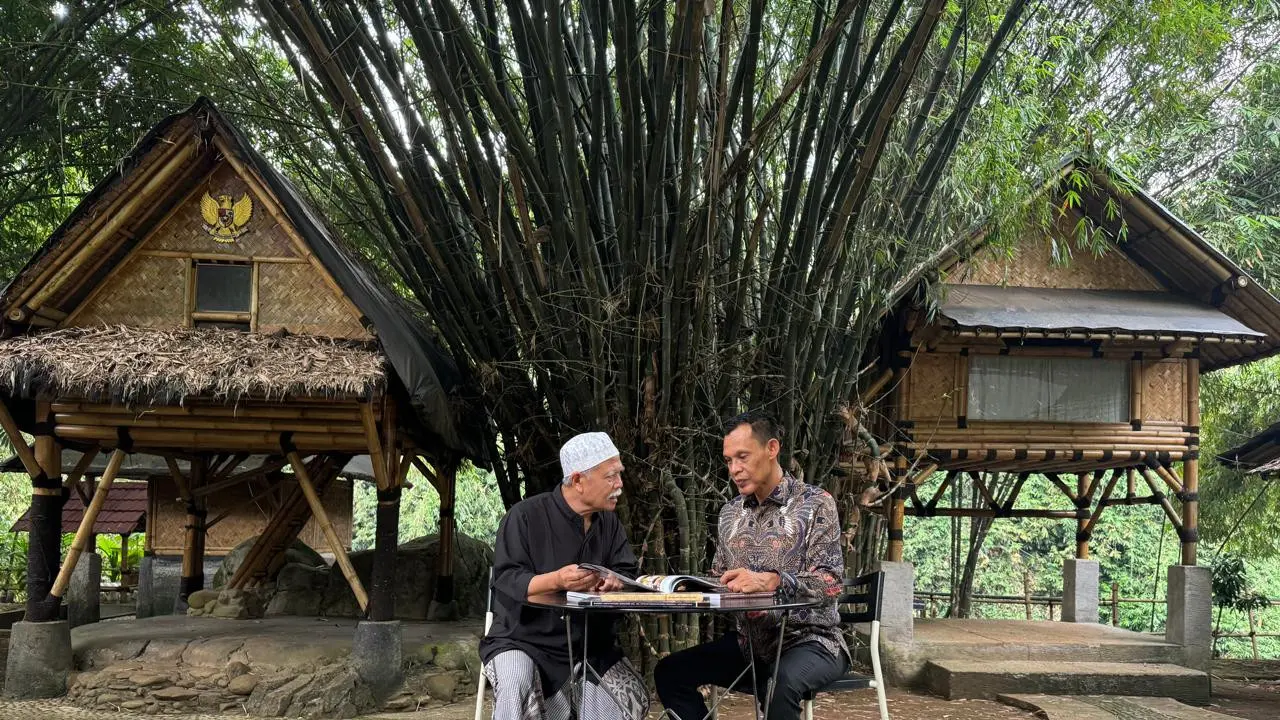 Calon Wakil Bupati Bogor, Ade Ruhandi alias Jaro Ade menyambangi Yayasan Rumah Bambu Aki Jatnika di Kabuyutan Muaraberes, Kelurahan Sukahati, Kecamatan Cibinong, Kabupaten Bogor, Kamis (24/10/2024) (Istimewa)