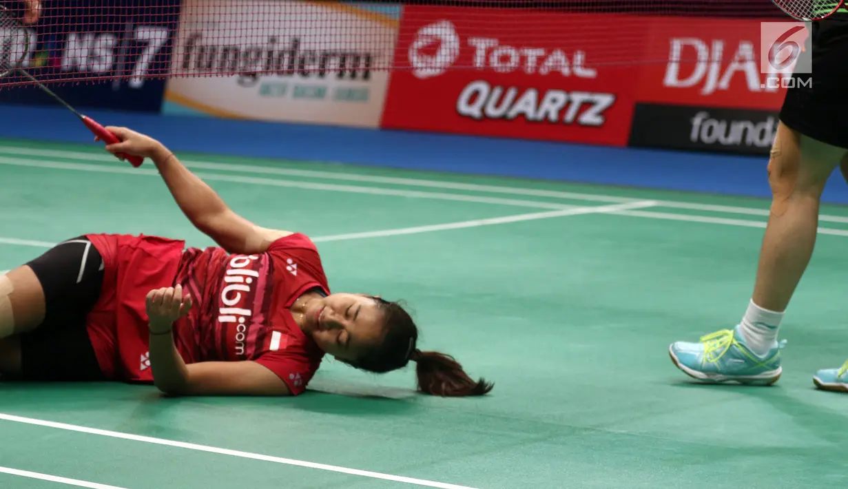 Ganda Putri Indonesia, Ni Ketut Mahadewi Istarani terjatuh saat melawan Chen Qingchen/Jia Yifan di Semifinal Indonesia Open 2017, Jakarta, Sabtu (17/6). Anggia/Ni Ketut Mahadewi Istarani kalah 12-21, 17-21. (Liputan6.com/Helmi Fithriansyah)