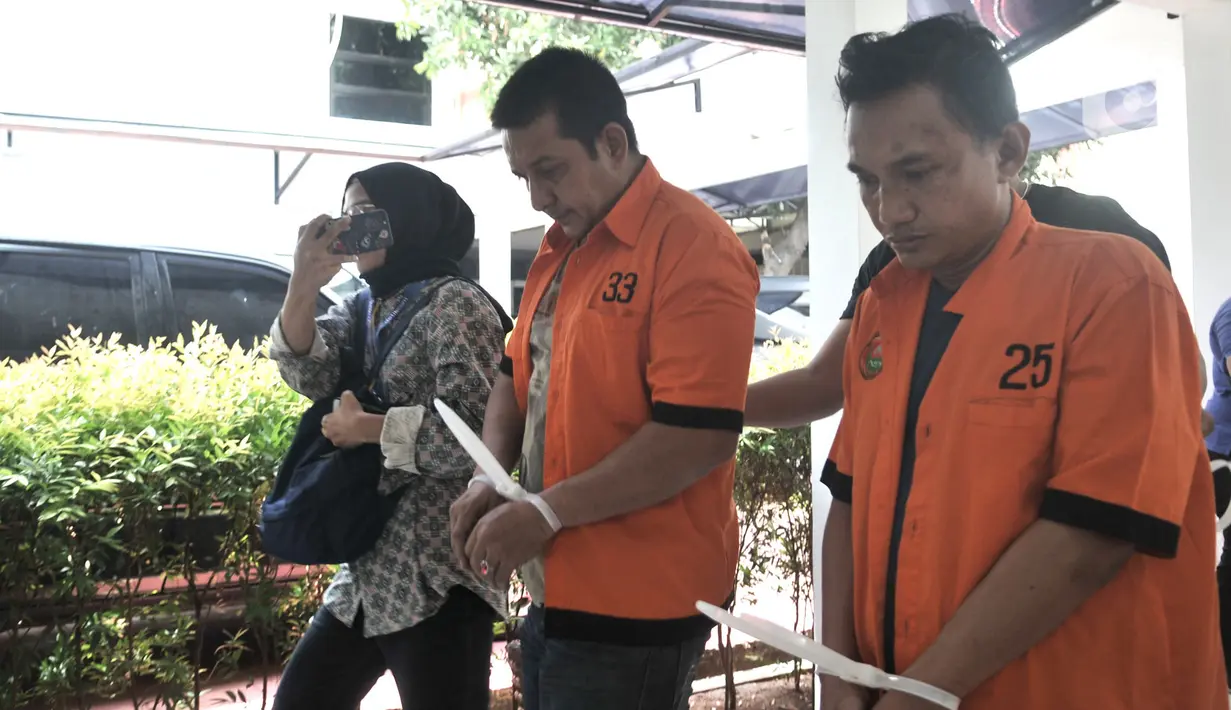Artis Ibrahim Salahuddin atau Ibra Azhari (tengah) tertunduk saat dihadirkan dalam rilis kasus narkoba di Gedung Direktorat Narkoba Polda Metro Jaya, Jakarta, Senin (23/12/2019). Penangkapan ini merupakan yang keempat kalinya bagi adik kandung Ayu Azhari itu. (merdeka.com/Iqbal Nugroho)