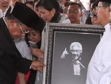 Menko Perekonomian Darmin Nasution saat menghadiri pemakaman Pengacara Senior Adnan Buyung Nasution di TPU Tanah Kusir, Jakarta Selatan, Kamis (24/9/2015). (Liputan6.com/Angga Yuniar)