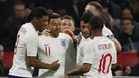 Para pemain Inggris merayakan gol yang dicetak Jesse Lingard pada laga uji coba di Amsterdam Arena, Amsterdam, (23/3/2017). Inggris menang 1-0. (AP/Peter Dejong)