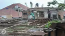 Warga Bukit Duri membongkar atap rumahnya sendiri setelah mendapatkan SP 2 dari Pemprov DKI Jakarta, Rabu (7/9). Sejumlah warga Bukit Duri pilih bongkar rumahnya sendiri usai dapatkan SP 2 penertiban. (Liputan6.com/Yoppy Renato)