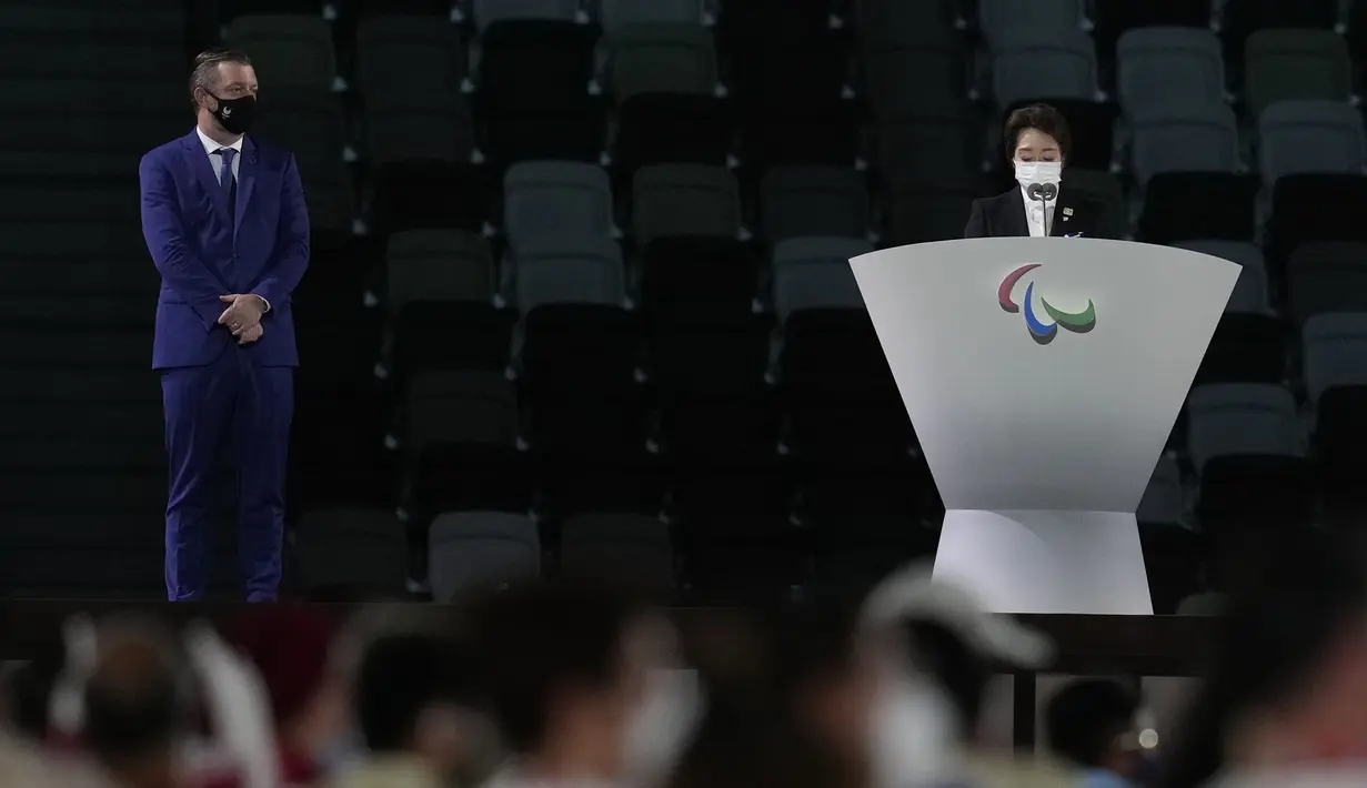 Seiko Hashimoto Presiden Tokyo 2020 memberikan sambutan saat Presiden Komite Paralimpik Internasional Andrew Parsons menyaksikan upacara pembukaan Paralimpiade 2020 di Stadion Nasional di Tokyo, Selasa, 24 Agustus 2021. (AP Photo/Shuji Kajiyama)