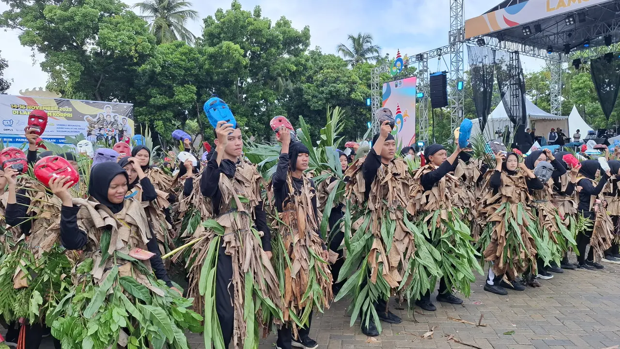 Sebanyak 1.500 penari yang terdiri dari siswa-siswi SMP dan SMA se-Kabupaten Lampung Selatan berhasil memecahkan Rekor MURI lewat penampilan kolosal Tari Tuping 12 Wajah, di Lapangan Korpri, Kecamatan Kalianda, Minggu (16/11/2025) (Istimewa)