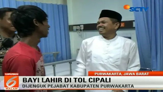 Kapolres Purwakarta Hanny Hidayat juga menjenguk dengan memberikan bingkisan dan ucapan selamat kepada orangtua sang bayi.