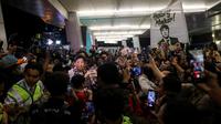 Mantan pelatih Timnas Indonesia, Shin Tae-yong disambut oleh sejumlah suporter dan masyarakat saat kembali ke negaranya melalui terminal 3 Bandara Soekarno-Hatta, Tangerang, Banten, Minggu (26/01/2025). (Bola.com/Bagaskara Lazuardi)