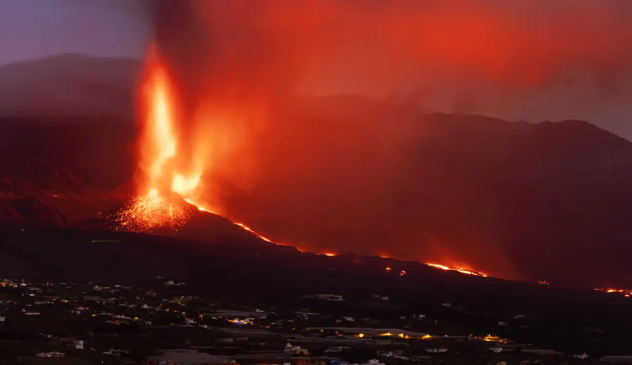 Lava mengalir dari gunung berapi yang meletus di Canary, Pulau La Palma, Spanyol, 26 Oktober 2021. Aliran lava baru telah muncul setelah runtuhnya sebagian kawah dan mengancam akan menelan daerah yang sebelumnya tidak terpengaruh. (AP Photo/Emilio Morenatti)