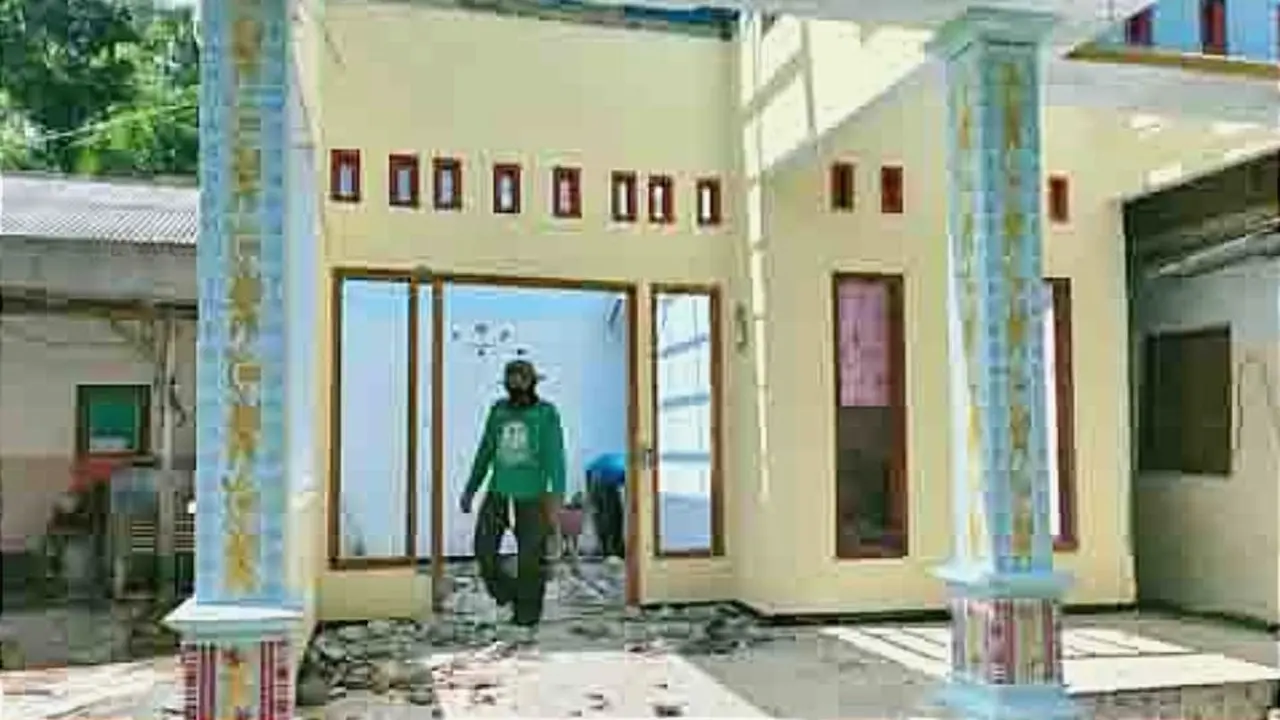Momem pembongkaran rumah Sunarti dan Rohani di Ponorogo (Liputan6.com/Istimewa)