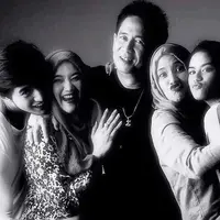 Kepergian Sys Ns untuk selamanya nampaknya menjadi luka yang mendalam bagi orang-orang terdekatnya. Terlebih dari foto-foto di Instagramnya, Sys sangat dekat dengan keluarganya, yakni istri, anak dan cucunya. (Instagram/sys_ns)