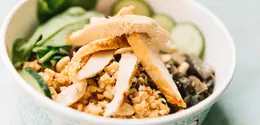 Savory oatmeal adalah olahan oatmeal yang disajikan dengan cita rasa gurih, berbeda dari versi manis yang lebih umum. [Dok/freepik.com]