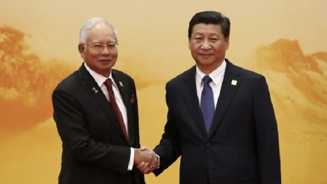 Perdana Menteri Malaysia, Najib Razak berjabat tangan dengan Presiden China, Xi Jinping 
