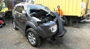 Sebuah minibus yang dikendarai pemudik alami kecelakaan di Tol Cipularang. Akibatnya 3 orang terluka parah.