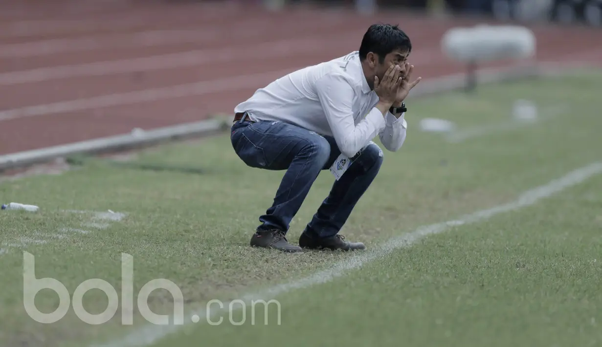 Ekspresi Pelatih Semen Padang, Nil Maizar, saat memberikan arahan kepada anak asuhnya pada laga melawan Semen Padang di Stadion Patriot, Bekasi, Sabtu (20/05/2017). Bhayangkara FC menang 1-0. (Bola.com/M Iqbal Ichsan)