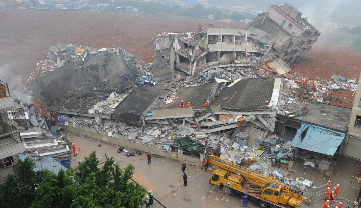 Kondisi usai longsor di sebuah kawasan industri  di Shenzhen, provinsi Guangdong, China selatan, Minggu (20/12). Menurut media setempat, longsor tersebut merobohkan 22 bangunan dan mengakibatkan 59 orang hilang. (CHINA OUT AFP PHOTO)