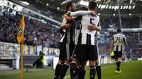 Para pemain Juventus merayakan gol yang dicetak ke gawang Lazio. (AFP/Marco Bertorello)