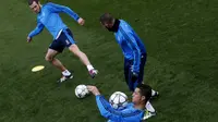 Cristiano Ronaldo saat berlatih bersama Real Madrid sebelum bertemu Wolfsburg (Reuters)