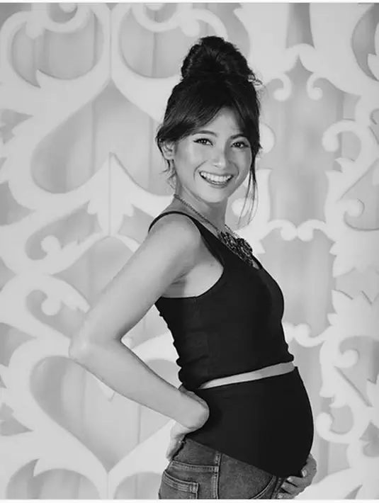 "Tante Acha kapan Baby nya come out. Can't wait to meet her and you also. Miss you so much," tulis @yasaminjasem. "@yasaminjasem haloo yayas, insyaAllah 19 september, sampein salam ke mama ya..minta doa nya," tulis Acha Septriasa.(Instagram/vickykharisma)