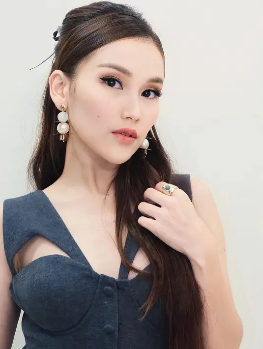 Bak ratu Joseon, di foto ini Ayu Ting Ting tampil luar biasa cantik. Makeup bernuansa merah muda yang lembut, Ayu tampak tak berlebihan dengan sentuhan winged-eyeliner yang sederhana. [Foto: Instagram/ayutingting92]