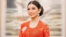 Selvi Ananda tampil anggun dengan kebaya merah berpayet serta selendang warna senada. Detail dari kebaya itu terlihat makin elegan dengan pemasangan bros perak berukuran besar di sisi kanan. Penampilannya makin mahal dengan aksesoris berlian berupa anting-anting raindrop dan kalung di lehernya. (Liputan6.com/IG/@riomotret)