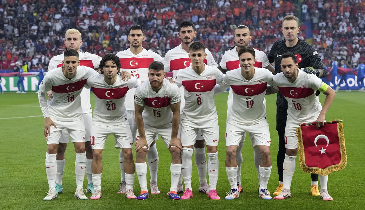 Para pemain starting XI Timnas Turki berfoto bersama jelang menghadapi Timnas Belanda pada laga perempatfinal Euro 2024 di Olympiastadion, Berlin, Jerman, Sabtu (6/7/2024). (AP Photo/Antonio Calanni)