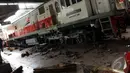 Lokomotif kereta diesel bernomor CC2018907 menabrak pembatas ruang tunggu penumpang di Stasiun Kota, Jakarta, Jumat (26/12/2014). (Liputan6.com/Faizal Fanani)